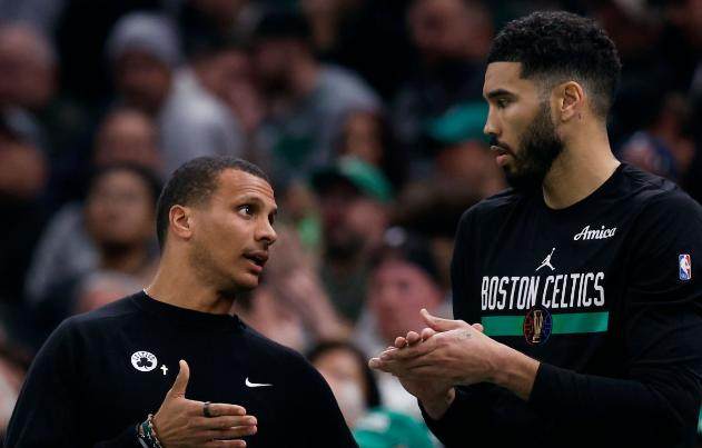 开云体育官方网址-绿军如何给骑士上课？卫冕冠军强度拉满专打硬仗