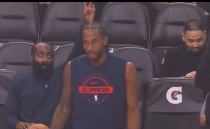 开云体育-童心未泯!小卡赛前投篮热身 哈登在其身后摆出“兔耳朵”手势