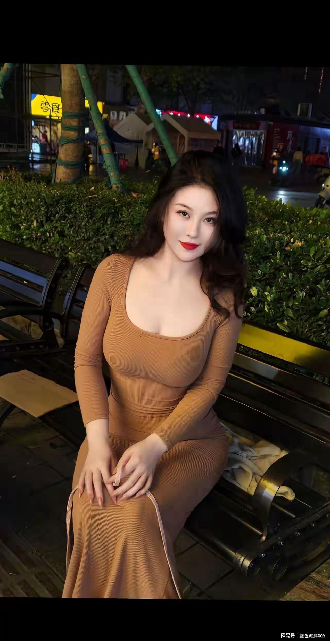 KaiyunSports-开云体育-夜景中的美女,身材真好